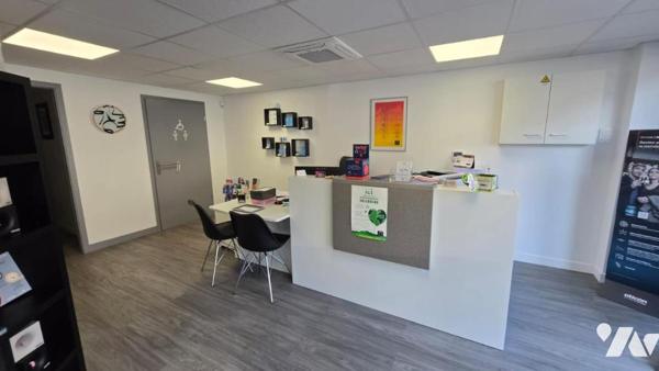 Immeuble mixte de 6 appartements et 2 locaux commerciaux actuellement tous loués