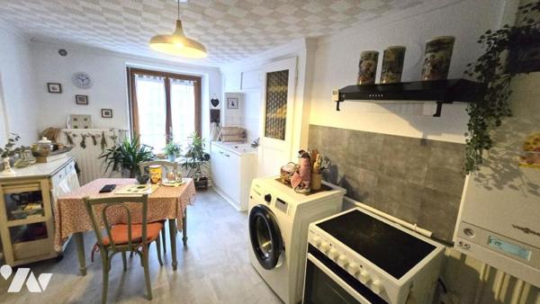 Immeuble mixte de 6 appartements et 2 locaux commerciaux actuellement tous loués