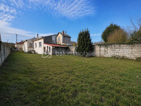 Située dans un quartier recherché et au calme, à proximité de commodités, découvrez cette maison de plain-pied d'environ 76 m².

Elle offre une pièce de vie avec cuisine ouverte, réchaufféé par un poêle à bois, idéale pour les moments en famille.
La partie nuit se compose de trois chambres, d'une salle d'eau et d'un wc séparé.

A l'exterieur vous protirez d'un jardin de 424 m2, parfait pour les beaux jours, avec abri de jardin.
Une cave vient compléter ce bien.