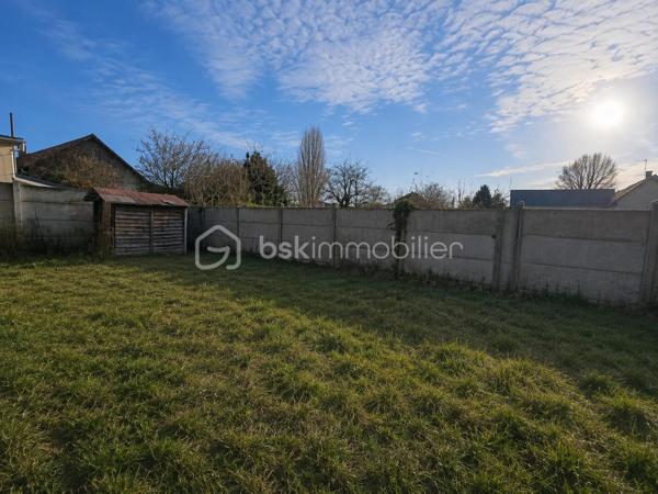 Située dans un quartier recherché et au calme, à proximité de commodités, découvrez cette maison de plain-pied d'environ 76 m².

Elle offre une pièce de vie avec cuisine ouverte, réchaufféé par un poêle à bois, idéale pour les moments en famille.
La partie nuit se compose de trois chambres, d'une salle d'eau et d'un wc séparé.

A l'exterieur vous protirez d'un jardin de 424 m2, parfait pour les beaux jours, avec abri de jardin.
Une cave vient compléter ce bien.