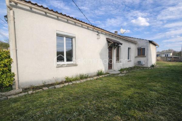 Située dans un quartier recherché et au calme, à proximité de commodités, découvrez cette maison de plain-pied d'environ 76 m².

Elle offre une pièce de vie avec cuisine ouverte, réchaufféé par un poêle à bois, idéale pour les moments en famille.
La partie nuit se compose de trois chambres, d'une salle d'eau et d'un wc séparé.

A l'exterieur vous protirez d'un jardin de 424 m2, parfait pour les beaux jours, avec abri de jardin.
Une cave vient compléter ce bien.