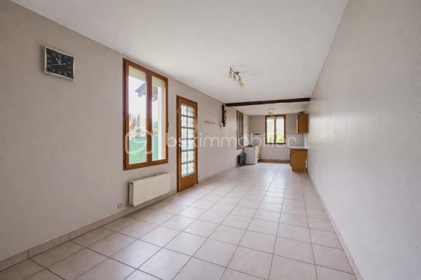 Située dans un quartier recherché et au calme, à proximité de commodités, découvrez cette maison de plain-pied d'environ 76 m².

Elle offre une pièce de vie avec cuisine ouverte, réchaufféé par un poêle à bois, idéale pour les moments en famille.
La partie nuit se compose de trois chambres, d'une salle d'eau et d'un wc séparé.

A l'exterieur vous protirez d'un jardin de 424 m2, parfait pour les beaux jours, avec abri de jardin.
Une cave vient compléter ce bien.