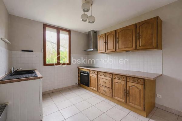 Située dans un quartier recherché et au calme, à proximité de commodités, découvrez cette maison de plain-pied d'environ 76 m².

Elle offre une pièce de vie avec cuisine ouverte, réchaufféé par un poêle à bois, idéale pour les moments en famille.
La partie nuit se compose de trois chambres, d'une salle d'eau et d'un wc séparé.

A l'exterieur vous protirez d'un jardin de 424 m2, parfait pour les beaux jours, avec abri de jardin.
Une cave vient compléter ce bien.