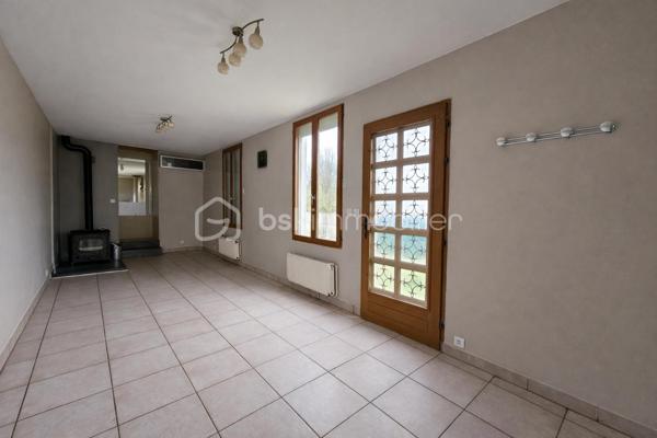 Située dans un quartier recherché et au calme, à proximité de commodités, découvrez cette maison de plain-pied d'environ 76 m².

Elle offre une pièce de vie avec cuisine ouverte, réchaufféé par un poêle à bois, idéale pour les moments en famille.
La partie nuit se compose de trois chambres, d'une salle d'eau et d'un wc séparé.

A l'exterieur vous protirez d'un jardin de 424 m2, parfait pour les beaux jours, avec abri de jardin.
Une cave vient compléter ce bien.