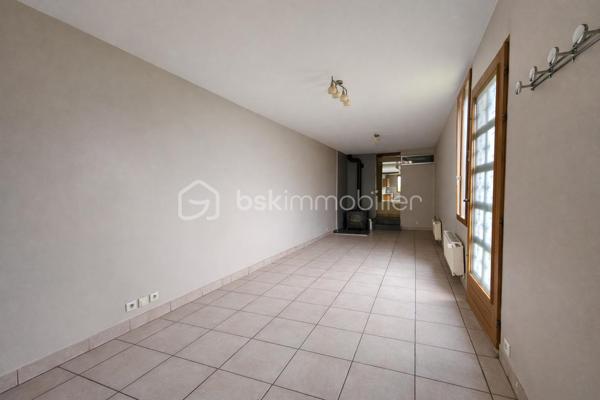 Située dans un quartier recherché et au calme, à proximité de commodités, découvrez cette maison de plain-pied d'environ 76 m².

Elle offre une pièce de vie avec cuisine ouverte, réchaufféé par un poêle à bois, idéale pour les moments en famille.
La partie nuit se compose de trois chambres, d'une salle d'eau et d'un wc séparé.

A l'exterieur vous protirez d'un jardin de 424 m2, parfait pour les beaux jours, avec abri de jardin.
Une cave vient compléter ce bien.