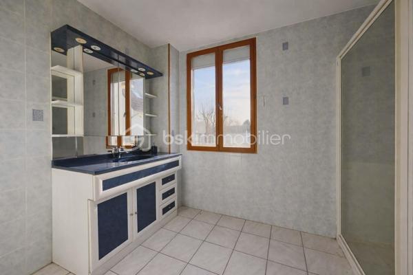 Située dans un quartier recherché et au calme, à proximité de commodités, découvrez cette maison de plain-pied d'environ 76 m².

Elle offre une pièce de vie avec cuisine ouverte, réchaufféé par un poêle à bois, idéale pour les moments en famille.
La partie nuit se compose de trois chambres, d'une salle d'eau et d'un wc séparé.

A l'exterieur vous protirez d'un jardin de 424 m2, parfait pour les beaux jours, avec abri de jardin.
Une cave vient compléter ce bien.