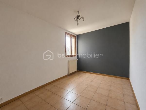 Située dans un quartier recherché et au calme, à proximité de commodités, découvrez cette maison de plain-pied d'environ 76 m².

Elle offre une pièce de vie avec cuisine ouverte, réchaufféé par un poêle à bois, idéale pour les moments en famille.
La partie nuit se compose de trois chambres, d'une salle d'eau et d'un wc séparé.

A l'exterieur vous protirez d'un jardin de 424 m2, parfait pour les beaux jours, avec abri de jardin.
Une cave vient compléter ce bien.