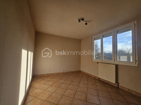 Située dans un quartier recherché et au calme, à proximité de commodités, découvrez cette maison de plain-pied d'environ 76 m².

Elle offre une pièce de vie avec cuisine ouverte, réchaufféé par un poêle à bois, idéale pour les moments en famille.
La partie nuit se compose de trois chambres, d'une salle d'eau et d'un wc séparé.

A l'exterieur vous protirez d'un jardin de 424 m2, parfait pour les beaux jours, avec abri de jardin.
Une cave vient compléter ce bien.