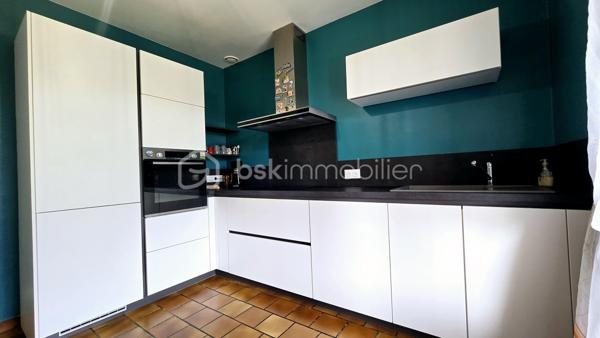 Caudecoste, sur parcelle de 800 m², venez découvrir cette agréable maison de plain-pied de 106 m², construite en 1983, Elle vous séduira par son excellent entretien et un agencement très bien pensé.

Elle se compose d’un beau séjour lumineux de 39 m² avec cheminée, idéal pour les moments en famille, ainsi que d’une cuisine moderne rénovée en 2020.
La partie nuit comprend 3 chambres, une salle d’eau entièrement refaite en 2023 et un WC indépendant.
À l’extérieur, vous profiterez d’un terrain clos d’environ 800 m², avec deux terrasses (Est et Sud) parfaites pour les repas en extérieur, ainsi qu’un abri de jardin.
Un garage de 24 m² complète l’ensemble.

De nombreux travaux ont déjà été réalisés :
✔ Double vitrage avec volets PVC (2018)
✔ Radiateurs à inertie douce (2017)
✔ Isolation des combles par soufflage de ouate
✔ Porte d’entrée remplacée (2019)
✔ Cuisine rénovée (2020)
✔ Salle d’eau refaite (2023)

Maison raccordée au tout-à-l’égout, chauffage et production d’eau chaude électriques.

👉 Maison saine, très bien entretenue et prête à accueillir ses nouveaux propriétaires.

Village, stade à cinq minutes à pied.

À visiter sans tarder.