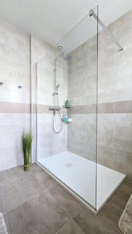 Caudecoste, sur parcelle de 800 m², venez découvrir cette agréable maison de plain-pied de 106 m², construite en 1983, Elle vous séduira par son excellent entretien et un agencement très bien pensé.

Elle se compose d’un beau séjour lumineux de 39 m² avec cheminée, idéal pour les moments en famille, ainsi que d’une cuisine moderne rénovée en 2020.
La partie nuit comprend 3 chambres, une salle d’eau entièrement refaite en 2023 et un WC indépendant.
À l’extérieur, vous profiterez d’un terrain clos d’environ 800 m², avec deux terrasses (Est et Sud) parfaites pour les repas en extérieur, ainsi qu’un abri de jardin.
Un garage de 24 m² complète l’ensemble.

De nombreux travaux ont déjà été réalisés :
✔ Double vitrage avec volets PVC (2018)
✔ Radiateurs à inertie douce (2017)
✔ Isolation des combles par soufflage de ouate
✔ Porte d’entrée remplacée (2019)
✔ Cuisine rénovée (2020)
✔ Salle d’eau refaite (2023)

Maison raccordée au tout-à-l’égout, chauffage et production d’eau chaude électriques.

👉 Maison saine, très bien entretenue et prête à accueillir ses nouveaux propriétaires.

Village, stade à cinq minutes à pied.

À visiter sans tarder.