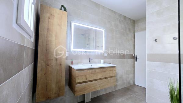 Caudecoste, sur parcelle de 800 m², venez découvrir cette agréable maison de plain-pied de 106 m², construite en 1983, Elle vous séduira par son excellent entretien et un agencement très bien pensé.

Elle se compose d’un beau séjour lumineux de 39 m² avec cheminée, idéal pour les moments en famille, ainsi que d’une cuisine moderne rénovée en 2020.
La partie nuit comprend 3 chambres, une salle d’eau entièrement refaite en 2023 et un WC indépendant.
À l’extérieur, vous profiterez d’un terrain clos d’environ 800 m², avec deux terrasses (Est et Sud) parfaites pour les repas en extérieur, ainsi qu’un abri de jardin.
Un garage de 24 m² complète l’ensemble.

De nombreux travaux ont déjà été réalisés :
✔ Double vitrage avec volets PVC (2018)
✔ Radiateurs à inertie douce (2017)
✔ Isolation des combles par soufflage de ouate
✔ Porte d’entrée remplacée (2019)
✔ Cuisine rénovée (2020)
✔ Salle d’eau refaite (2023)

Maison raccordée au tout-à-l’égout, chauffage et production d’eau chaude électriques.

👉 Maison saine, très bien entretenue et prête à accueillir ses nouveaux propriétaires.

Village, stade à cinq minutes à pied.

À visiter sans tarder.