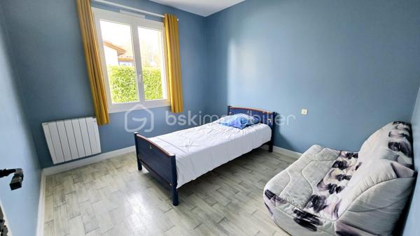 Caudecoste, sur parcelle de 800 m², venez découvrir cette agréable maison de plain-pied de 106 m², construite en 1983, Elle vous séduira par son excellent entretien et un agencement très bien pensé.

Elle se compose d’un beau séjour lumineux de 39 m² avec cheminée, idéal pour les moments en famille, ainsi que d’une cuisine moderne rénovée en 2020.
La partie nuit comprend 3 chambres, une salle d’eau entièrement refaite en 2023 et un WC indépendant.
À l’extérieur, vous profiterez d’un terrain clos d’environ 800 m², avec deux terrasses (Est et Sud) parfaites pour les repas en extérieur, ainsi qu’un abri de jardin.
Un garage de 24 m² complète l’ensemble.

De nombreux travaux ont déjà été réalisés :
✔ Double vitrage avec volets PVC (2018)
✔ Radiateurs à inertie douce (2017)
✔ Isolation des combles par soufflage de ouate
✔ Porte d’entrée remplacée (2019)
✔ Cuisine rénovée (2020)
✔ Salle d’eau refaite (2023)

Maison raccordée au tout-à-l’égout, chauffage et production d’eau chaude électriques.

👉 Maison saine, très bien entretenue et prête à accueillir ses nouveaux propriétaires.

Village, stade à cinq minutes à pied.

À visiter sans tarder.