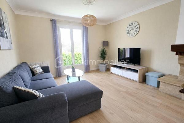 Caudecoste, sur parcelle de 800 m², venez découvrir cette agréable maison de plain-pied de 106 m², construite en 1983, Elle vous séduira par son excellent entretien et un agencement très bien pensé.

Elle se compose d’un beau séjour lumineux de 39 m² avec cheminée, idéal pour les moments en famille, ainsi que d’une cuisine moderne rénovée en 2020.
La partie nuit comprend 3 chambres, une salle d’eau entièrement refaite en 2023 et un WC indépendant.
À l’extérieur, vous profiterez d’un terrain clos d’environ 800 m², avec deux terrasses (Est et Sud) parfaites pour les repas en extérieur, ainsi qu’un abri de jardin.
Un garage de 24 m² complète l’ensemble.

De nombreux travaux ont déjà été réalisés :
✔ Double vitrage avec volets PVC (2018)
✔ Radiateurs à inertie douce (2017)
✔ Isolation des combles par soufflage de ouate
✔ Porte d’entrée remplacée (2019)
✔ Cuisine rénovée (2020)
✔ Salle d’eau refaite (2023)

Maison raccordée au tout-à-l’égout, chauffage et production d’eau chaude électriques.

👉 Maison saine, très bien entretenue et prête à accueillir ses nouveaux propriétaires.

Village, stade à cinq minutes à pied.

À visiter sans tarder.