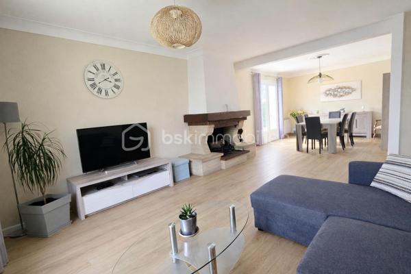 Caudecoste, sur parcelle de 800 m², venez découvrir cette agréable maison de plain-pied de 106 m², construite en 1983, Elle vous séduira par son excellent entretien et un agencement très bien pensé.

Elle se compose d’un beau séjour lumineux de 39 m² avec cheminée, idéal pour les moments en famille, ainsi que d’une cuisine moderne rénovée en 2020.
La partie nuit comprend 3 chambres, une salle d’eau entièrement refaite en 2023 et un WC indépendant.
À l’extérieur, vous profiterez d’un terrain clos d’environ 800 m², avec deux terrasses (Est et Sud) parfaites pour les repas en extérieur, ainsi qu’un abri de jardin.
Un garage de 24 m² complète l’ensemble.

De nombreux travaux ont déjà été réalisés :
✔ Double vitrage avec volets PVC (2018)
✔ Radiateurs à inertie douce (2017)
✔ Isolation des combles par soufflage de ouate
✔ Porte d’entrée remplacée (2019)
✔ Cuisine rénovée (2020)
✔ Salle d’eau refaite (2023)

Maison raccordée au tout-à-l’égout, chauffage et production d’eau chaude électriques.

👉 Maison saine, très bien entretenue et prête à accueillir ses nouveaux propriétaires.

Village, stade à cinq minutes à pied.

À visiter sans tarder.