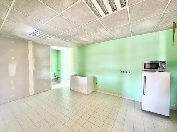 Bâtiment industriel, polyvalent de 600 m² sur un terrain de 5449 m²