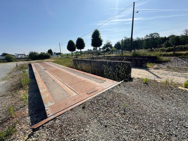 Bâtiment industriel, polyvalent de 600 m² sur un terrain de 5449 m²