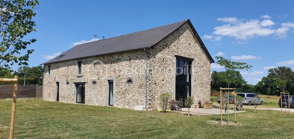 Magnifique propriété au cœur de la campagne mayennaise à seulement 10 minutes de Laval.

Venez découvrir cette longère de 287 m2 environ totalement rénovée. Vous apprécierez le cachet de la pierre et le confort d'un aménagement moderne. De grandes parties vitrées offrent une vue permanente sur la nature.  
Composée au rez-de-chaussée d'une vaste pièce à vivre comprenant salon-séjour et cuisine baignée de lumière de près de 60 m2 avec accès à la terrasse, 1 suite parentale avec salle d'eau et dressing, 3 autres chambres dont une avec salle de bains, 1 buanderie et un wc.
L'accès à l'étage se fait par un escalier et une passerelle suspendue en métal au design industriel. Une vaste mezzanine de plus de 40 m2 très lumineuse avec ses grandes verrières est utilisée actuellement comme salle de jeu pour les enfants complétée par un bureau indépendant. Un couloir dessert 3 chambres dont une actuellement utilisée comme studio de musique, 1 bureau, 1 salle d'eau avec un sauna et 1 wc. 
Cette bâtisse repose sur une parcelle de plus de 4 ha clôturée avec son cabanon de jardin, un puits et des boxes à chevaux.
De nombreux arbres ont été plantés .

Envie de nature, de calme et de grands espaces, je vous invite à venir découvrir cette superbe propriété. 

Pompe à chaleur, chauffage au sol au rez-de-chaussée, ballon thermodynamique. 
Taxe foncière : 1663 euros/an. 
Assainissement individuel.