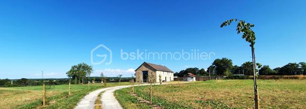 Magnifique propriété au cœur de la campagne mayennaise à seulement 10 minutes de Laval.

Venez découvrir cette longère de 287 m2 environ totalement rénovée. Vous apprécierez le cachet de la pierre et le confort d'un aménagement moderne. De grandes parties vitrées offrent une vue permanente sur la nature.  
Composée au rez-de-chaussée d'une vaste pièce à vivre comprenant salon-séjour et cuisine baignée de lumière de près de 60 m2 avec accès à la terrasse, 1 suite parentale avec salle d'eau et dressing, 3 autres chambres dont une avec salle de bains, 1 buanderie et un wc.
L'accès à l'étage se fait par un escalier et une passerelle suspendue en métal au design industriel. Une vaste mezzanine de plus de 40 m2 très lumineuse avec ses grandes verrières est utilisée actuellement comme salle de jeu pour les enfants complétée par un bureau indépendant. Un couloir dessert 3 chambres dont une actuellement utilisée comme studio de musique, 1 bureau, 1 salle d'eau avec un sauna et 1 wc. 
Cette bâtisse repose sur une parcelle de plus de 4 ha clôturée avec son cabanon de jardin, un puits et des boxes à chevaux.
De nombreux arbres ont été plantés .

Envie de nature, de calme et de grands espaces, je vous invite à venir découvrir cette superbe propriété. 

Pompe à chaleur, chauffage au sol au rez-de-chaussée, ballon thermodynamique. 
Taxe foncière : 1663 euros/an. 
Assainissement individuel.