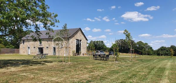 Magnifique propriété au cœur de la campagne mayennaise à seulement 10 minutes de Laval.

Venez découvrir cette longère de 287 m2 environ totalement rénovée. Vous apprécierez le cachet de la pierre et le confort d'un aménagement moderne. De grandes parties vitrées offrent une vue permanente sur la nature.  
Composée au rez-de-chaussée d'une vaste pièce à vivre comprenant salon-séjour et cuisine baignée de lumière de près de 60 m2 avec accès à la terrasse, 1 suite parentale avec salle d'eau et dressing, 3 autres chambres dont une avec salle de bains, 1 buanderie et un wc.
L'accès à l'étage se fait par un escalier et une passerelle suspendue en métal au design industriel. Une vaste mezzanine de plus de 40 m2 très lumineuse avec ses grandes verrières est utilisée actuellement comme salle de jeu pour les enfants complétée par un bureau indépendant. Un couloir dessert 3 chambres dont une actuellement utilisée comme studio de musique, 1 bureau, 1 salle d'eau avec un sauna et 1 wc. 
Cette bâtisse repose sur une parcelle de plus de 4 ha clôturée avec son cabanon de jardin, un puits et des boxes à chevaux.
De nombreux arbres ont été plantés .

Envie de nature, de calme et de grands espaces, je vous invite à venir découvrir cette superbe propriété. 

Pompe à chaleur, chauffage au sol au rez-de-chaussée, ballon thermodynamique. 
Taxe foncière : 1663 euros/an. 
Assainissement individuel.