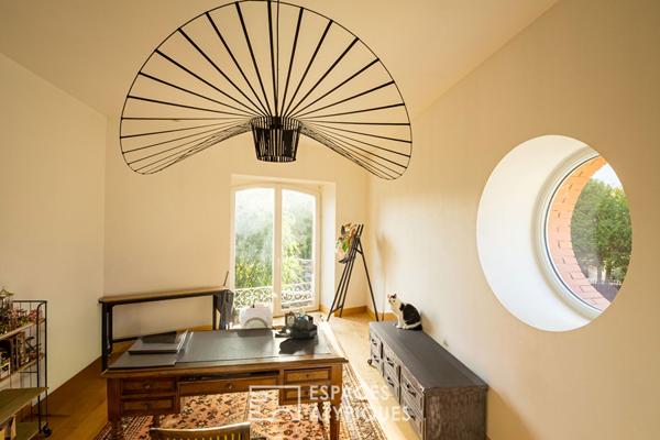 Maison en pierre avec un gîte