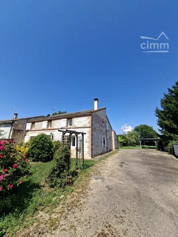 GOLFECH. Maison ancienne de type VI sur deux niveaux avec garage attenant. Jardin clos de 1500m² environ.