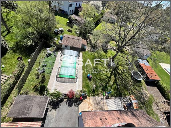 Maison avec 3 chambres et un bureau, un car port 2 places et une dépendance avec piscine