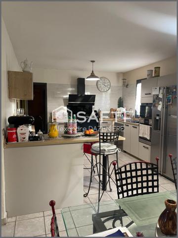 Maison avec 3 chambres et un bureau, un car port 2 places et une dépendance avec piscine