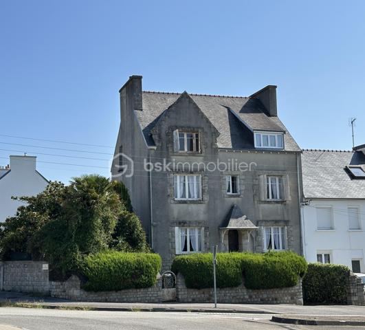QUIMPER – KERFEUNTEUN – MAISON DE CARACTÈRE ANNÉE 1957 – ENVIRON 190 M² HABITABLES – 7 CHAMBRES – SOUS-SOL TOTAL D'ENVIRON 70 M² – PARQUETS MASSIFS – MOULURES – BELLE HAUTEUR SOUS PLAFOND – JARDIN DE VILLE – PARCELLE DE 366 M² – GARAGE – MAISON À RÉNOVER.

*** Environ 190 m² habitables – 7 chambres – sous-sol total – cachet de l'ancien – cœur de Kerfeunteun – rénovation complète à prévoir. ***

Gino DUPUY vous propose en exclusivité, au cœur de Kerfeunteun à Quimper, dans un quartier résidentiel à proximité des commerces, établissements scolaires, transports et principaux axes, cette grande maison de caractère construite en 1957 développant environ 190 m² habitables.

Édifiée sur un sous-sol total d'environ 70 m², cette maison mitoyenne d'un côté se distingue par ses volumes, son nombre de chambres et ses nombreux éléments d'origine : parquets anciens en bois massif, moulures, escalier en bois de belle fabrication, hauteur sous plafond d'environ 2,80 m et appareillages en laiton.

La maison nécessite aujourd'hui une rénovation complète et s'adresse à des acquéreurs souhaitant repenser un bien de caractère selon leur projet.
Bien désencombré virtuellement (petits objects, cartons, bibelots, pas d'autres modifications)

Elle se compose de la manière suivante :

Au rez-de-chaussée surélevé :

– Un couloir d'entrée central.
– Une salle à manger.
– Un salon indépendant.
– Une cuisine séparée.
– Un bureau.
– Un WC indépendant.

Les pièces de réception bénéficient notamment de beaux volumes, de parquets anciens et d'une hauteur sous plafond d'environ 2,80 m.

Au premier étage :

– Quatre chambres.
– Une salle de bains comprenant une baignoire, une douche et un WC.

Au deuxième étage :

– Trois chambres.
– Un dressing.
– Un grenier offrant une possibilité d'aménagement complémentaire, notamment en chambre, bureau ou espace de loisirs.

Concernant le sous-sol :

– Un sous-sol total d'environ 70 m².
– Un garage.
– Plusieurs espaces permettant stockage, atelier ou aménagements complémentaires selon les besoins.
– Une place de stationnement située devant le garage.

Concernant l'extérieur :

– Une parcelle de 366 m².
– Un jardin clos et arboré.
– Maison mitoyenne d'un seul côté.
– Un accès direct au garage depuis la rue.

Informations complémentaires :

– Construction de 1957.
– Environ 190 m² habitables.
– Environ 70 m² de sous-sol.
– 7 chambres actuellement.
– Possibilité d'aménager une pièce supplémentaire au deuxième étage.
– Parquets anciens en bois massif.
– Escalier en bois de belle fabrication.
– Moulures.
– Hauteur sous plafond d'environ 2,80 m.
– Appareillages anciens en laiton.
– Éléments décoratifs d'époque encore présents.
– Chauffage au fioul.
– Menuiseries bois simple vitrage.
– Volets battants bois.
– Installation électrique ancienne nécessitant une remise à niveau.
– Rénovation globale à prévoir.
– Parcelle de 366 m².
– Garage et stationnement devant la maison.
– Taxe foncière 2002€

La maison nécessite un budget travaux en adéquation avec sa surface : rénovation énergétique, ravalement, électricité, menuiseries, chauffage et remise au goût du jour générale sont notamment à prévoir. (Pensez aux aides de l'état pour la partie rénovation énergétique)

Ces travaux permettent en contrepartie d'envisager une rénovation complète sans être contraint par des aménagements récents, tout en conservant les éléments de caractère qui font l'identité de la maison.

Sa superficie, ses sept à huit chambres, son sous-sol total et son emplacement au cœur de Kerfeunteun permettent d'envisager plusieurs projets : résidence principale pour une grande famille, investissement immobilier, projet locatif ou redistribution complète des volumes.

Maison située à proximité immédiate des commerces, services, établissements scolaires et transports de Kerfeunteun, tout en permettant un accès rapide au centre-ville de Quimper et aux principaux axes.

Un bien à fort potentiel pour des acquéreurs recherchant avant tout de la surface, du cachet et un emplacement établi à Quimper, avec un projet de rénovation important.

 - - - Visite uniquement sur rendez-vous - - -

Contact Exclusif BSK : Gino DUPUY

VENTE IMMOBILIÈRE – QUIMPER, KERFEUNTEUN & FINISTÈRE SUD
Échangeons sur votre projet, sans engagement, pour définir la meilleure stratégie de vente.

APPORTEURS D'AFFAIRES
Vous connaissez quelqu'un qui souhaite vendre ou acheter ?
Un simple message suffit pour initier un contact, je m'occupe du reste. Rémunération attractive.

COLLABORATION INTERCABINET
Discutons volontiers d'un partage de mandat ou d'un acheteur en recherche.

Honoraires charge vendeur : aucun frais d'agence supplémentaires pour vous.
Le prix affiché est votre prix final hors frais de notaire.