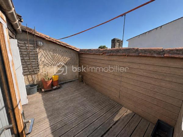 Coup de cœur assuré pour ce superbe duplex 4 pièces de plus de 100 m² au sol (76 m² carrez), niché au premier et dernier étage d’un immeuble en pierre, au cœur du très recherché quartier des Chartrons.

Idéalement situé à deux pas de la charmante place Saint-Martial, il offre un cadre de vie idéal alliant calme et vie de quartier. Les quais sont à seulement 5 minutes de marche, tout comme l’arrêt de tramway Cours du Médoc. La ligne de bus 5 est également à proximité immédiate.

Dès l’entrée, le charme opère grâce à une belle hauteur sous plafond qui confère à l’espace une sensation de volume et de lumière. La pièce de vie principale s’ouvre sur une cuisine conviviale et un un cellier/arrière-cuisine particulièrement pratique au quotidien.
Le salon, au calme absolu, bénéficie d’une agréable vue sur une cour intérieure arborée. La cuisine, fonctionnelle et bien agencée, pourra facilement être modernisée selon vos envies.

À l’étage, un espace en mezzanine de plus de 16 m² offre de multiples possibilités d’aménagement : second salon, bureau, salle de jeux, bibliothèque ou coin lecture. Les nombreux vélux baignent cet espace de lumière naturelle tout au long de la journée.

Un couloir dessert ensuite :
- des WC indépendants ;
- une belle salle d’eau récemment rénovée ;
- une chambre parentale avec accès direct à la terrasse ;
- une seconde chambre avec grands placards sous pente ;
- une pièce supplémentaire sous combles de plus de 19 m² au sol, idéale comme chambre d’enfant, chambre d’appoint, bureau, dressing ou espace loisirs

Côté confort, le bien dispose d’un chauffage électrique, d’un ballon d’eau chaude extra-plat dernière génération et bénéficie d’un DPE classé C.

Vous serez séduits par le cachet authentique de cet appartement : poutres apparentes, parquet, mur en pierre et volumes atypiques créent une atmosphère chaleureuse et pleine de caractère. Quelques rafraîchissements permettront de le personnaliser à votre goût et d’en faire un lieu de vie unique.

Un extérieur rare aux Chartrons !
Le véritable atout de ce bien : une terrasse tropézienne de 7 m², à l’abri des regards, offrant une jolie vue sur les toits de Bordeaux, parfaite pour profiter des beaux jours, partager des apéritifs entre amis ou simplement se détendre en toute intimité. Un grand espace de rangement extérieur caché complète cet ensemble.

Les points forts :
✔ Quartier recherché des Chartrons 
✔ Dernier étage d’un immeuble en pierre 
✔ Plus de 100 m² au sol 
✔ Charme de l’ancien préservé 
✔ Calme absolu sur cour intérieure arborée 
✔ Nombreux espaces de rangement 
✔ Terrasse tropézienne sans vis-à-vis 
✔ DPE C
✔ Petite copropriété à faibles charges.

Un bien rare sur le secteur, idéal pour les amateurs d’authenticité, de volumes atypiques et de lieux de vie singuliers.
À découvrir sans tarder ! Contactez-moi rapidement pour organiser une visite.