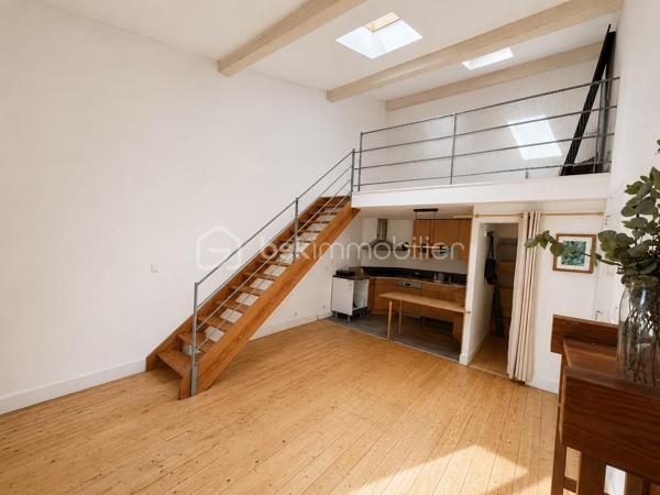 Coup de cœur assuré pour ce superbe duplex 4 pièces de plus de 100 m² au sol (76 m² carrez), niché au premier et dernier étage d’un immeuble en pierre, au cœur du très recherché quartier des Chartrons.

Idéalement situé à deux pas de la charmante place Saint-Martial, il offre un cadre de vie idéal alliant calme et vie de quartier. Les quais sont à seulement 5 minutes de marche, tout comme l’arrêt de tramway Cours du Médoc. La ligne de bus 5 est également à proximité immédiate.

Dès l’entrée, le charme opère grâce à une belle hauteur sous plafond qui confère à l’espace une sensation de volume et de lumière. La pièce de vie principale s’ouvre sur une cuisine conviviale et un un cellier/arrière-cuisine particulièrement pratique au quotidien.
Le salon, au calme absolu, bénéficie d’une agréable vue sur une cour intérieure arborée. La cuisine, fonctionnelle et bien agencée, pourra facilement être modernisée selon vos envies.

À l’étage, un espace en mezzanine de plus de 16 m² offre de multiples possibilités d’aménagement : second salon, bureau, salle de jeux, bibliothèque ou coin lecture. Les nombreux vélux baignent cet espace de lumière naturelle tout au long de la journée.

Un couloir dessert ensuite :
- des WC indépendants ;
- une belle salle d’eau récemment rénovée ;
- une chambre parentale avec accès direct à la terrasse ;
- une seconde chambre avec grands placards sous pente ;
- une pièce supplémentaire sous combles de plus de 19 m² au sol, idéale comme chambre d’enfant, chambre d’appoint, bureau, dressing ou espace loisirs

Côté confort, le bien dispose d’un chauffage électrique, d’un ballon d’eau chaude extra-plat dernière génération et bénéficie d’un DPE classé C.

Vous serez séduits par le cachet authentique de cet appartement : poutres apparentes, parquet, mur en pierre et volumes atypiques créent une atmosphère chaleureuse et pleine de caractère. Quelques rafraîchissements permettront de le personnaliser à votre goût et d’en faire un lieu de vie unique.

Un extérieur rare aux Chartrons !
Le véritable atout de ce bien : une terrasse tropézienne de 7 m², à l’abri des regards, offrant une jolie vue sur les toits de Bordeaux, parfaite pour profiter des beaux jours, partager des apéritifs entre amis ou simplement se détendre en toute intimité. Un grand espace de rangement extérieur caché complète cet ensemble.

Les points forts :
✔ Quartier recherché des Chartrons 
✔ Dernier étage d’un immeuble en pierre 
✔ Plus de 100 m² au sol 
✔ Charme de l’ancien préservé 
✔ Calme absolu sur cour intérieure arborée 
✔ Nombreux espaces de rangement 
✔ Terrasse tropézienne sans vis-à-vis 
✔ DPE C
✔ Petite copropriété à faibles charges.

Un bien rare sur le secteur, idéal pour les amateurs d’authenticité, de volumes atypiques et de lieux de vie singuliers.
À découvrir sans tarder ! Contactez-moi rapidement pour organiser une visite.