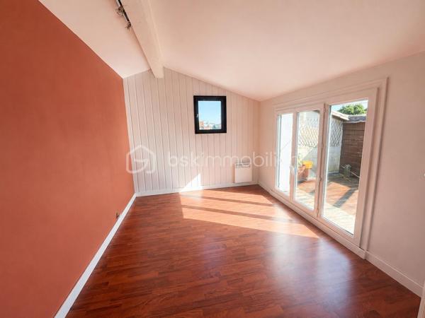 Coup de cœur assuré pour ce superbe duplex 4 pièces de plus de 100 m² au sol (76 m² carrez), niché au premier et dernier étage d’un immeuble en pierre, au cœur du très recherché quartier des Chartrons.

Idéalement situé à deux pas de la charmante place Saint-Martial, il offre un cadre de vie idéal alliant calme et vie de quartier. Les quais sont à seulement 5 minutes de marche, tout comme l’arrêt de tramway Cours du Médoc. La ligne de bus 5 est également à proximité immédiate.

Dès l’entrée, le charme opère grâce à une belle hauteur sous plafond qui confère à l’espace une sensation de volume et de lumière. La pièce de vie principale s’ouvre sur une cuisine conviviale et un un cellier/arrière-cuisine particulièrement pratique au quotidien.
Le salon, au calme absolu, bénéficie d’une agréable vue sur une cour intérieure arborée. La cuisine, fonctionnelle et bien agencée, pourra facilement être modernisée selon vos envies.

À l’étage, un espace en mezzanine de plus de 16 m² offre de multiples possibilités d’aménagement : second salon, bureau, salle de jeux, bibliothèque ou coin lecture. Les nombreux vélux baignent cet espace de lumière naturelle tout au long de la journée.

Un couloir dessert ensuite :
- des WC indépendants ;
- une belle salle d’eau récemment rénovée ;
- une chambre parentale avec accès direct à la terrasse ;
- une seconde chambre avec grands placards sous pente ;
- une pièce supplémentaire sous combles de plus de 19 m² au sol, idéale comme chambre d’enfant, chambre d’appoint, bureau, dressing ou espace loisirs

Côté confort, le bien dispose d’un chauffage électrique, d’un ballon d’eau chaude extra-plat dernière génération et bénéficie d’un DPE classé C.

Vous serez séduits par le cachet authentique de cet appartement : poutres apparentes, parquet, mur en pierre et volumes atypiques créent une atmosphère chaleureuse et pleine de caractère. Quelques rafraîchissements permettront de le personnaliser à votre goût et d’en faire un lieu de vie unique.

Un extérieur rare aux Chartrons !
Le véritable atout de ce bien : une terrasse tropézienne de 7 m², à l’abri des regards, offrant une jolie vue sur les toits de Bordeaux, parfaite pour profiter des beaux jours, partager des apéritifs entre amis ou simplement se détendre en toute intimité. Un grand espace de rangement extérieur caché complète cet ensemble.

Les points forts :
✔ Quartier recherché des Chartrons 
✔ Dernier étage d’un immeuble en pierre 
✔ Plus de 100 m² au sol 
✔ Charme de l’ancien préservé 
✔ Calme absolu sur cour intérieure arborée 
✔ Nombreux espaces de rangement 
✔ Terrasse tropézienne sans vis-à-vis 
✔ DPE C
✔ Petite copropriété à faibles charges.

Un bien rare sur le secteur, idéal pour les amateurs d’authenticité, de volumes atypiques et de lieux de vie singuliers.
À découvrir sans tarder ! Contactez-moi rapidement pour organiser une visite.