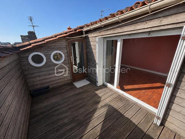 Coup de cœur assuré pour ce superbe duplex 4 pièces de plus de 100 m² au sol (76 m² carrez), niché au premier et dernier étage d’un immeuble en pierre, au cœur du très recherché quartier des Chartrons.

Idéalement situé à deux pas de la charmante place Saint-Martial, il offre un cadre de vie idéal alliant calme et vie de quartier. Les quais sont à seulement 5 minutes de marche, tout comme l’arrêt de tramway Cours du Médoc. La ligne de bus 5 est également à proximité immédiate.

Dès l’entrée, le charme opère grâce à une belle hauteur sous plafond qui confère à l’espace une sensation de volume et de lumière. La pièce de vie principale s’ouvre sur une cuisine conviviale et un un cellier/arrière-cuisine particulièrement pratique au quotidien.
Le salon, au calme absolu, bénéficie d’une agréable vue sur une cour intérieure arborée. La cuisine, fonctionnelle et bien agencée, pourra facilement être modernisée selon vos envies.

À l’étage, un espace en mezzanine de plus de 16 m² offre de multiples possibilités d’aménagement : second salon, bureau, salle de jeux, bibliothèque ou coin lecture. Les nombreux vélux baignent cet espace de lumière naturelle tout au long de la journée.

Un couloir dessert ensuite :
- des WC indépendants ;
- une belle salle d’eau récemment rénovée ;
- une chambre parentale avec accès direct à la terrasse ;
- une seconde chambre avec grands placards sous pente ;
- une pièce supplémentaire sous combles de plus de 19 m² au sol, idéale comme chambre d’enfant, chambre d’appoint, bureau, dressing ou espace loisirs

Côté confort, le bien dispose d’un chauffage électrique, d’un ballon d’eau chaude extra-plat dernière génération et bénéficie d’un DPE classé C.

Vous serez séduits par le cachet authentique de cet appartement : poutres apparentes, parquet, mur en pierre et volumes atypiques créent une atmosphère chaleureuse et pleine de caractère. Quelques rafraîchissements permettront de le personnaliser à votre goût et d’en faire un lieu de vie unique.

Un extérieur rare aux Chartrons !
Le véritable atout de ce bien : une terrasse tropézienne de 7 m², à l’abri des regards, offrant une jolie vue sur les toits de Bordeaux, parfaite pour profiter des beaux jours, partager des apéritifs entre amis ou simplement se détendre en toute intimité. Un grand espace de rangement extérieur caché complète cet ensemble.

Les points forts :
✔ Quartier recherché des Chartrons 
✔ Dernier étage d’un immeuble en pierre 
✔ Plus de 100 m² au sol 
✔ Charme de l’ancien préservé 
✔ Calme absolu sur cour intérieure arborée 
✔ Nombreux espaces de rangement 
✔ Terrasse tropézienne sans vis-à-vis 
✔ DPE C
✔ Petite copropriété à faibles charges.

Un bien rare sur le secteur, idéal pour les amateurs d’authenticité, de volumes atypiques et de lieux de vie singuliers.
À découvrir sans tarder ! Contactez-moi rapidement pour organiser une visite.