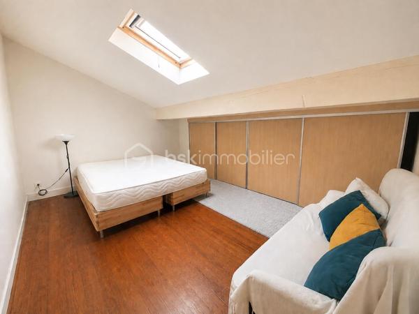 Coup de cœur assuré pour ce superbe duplex 4 pièces de plus de 100 m² au sol (76 m² carrez), niché au premier et dernier étage d’un immeuble en pierre, au cœur du très recherché quartier des Chartrons.

Idéalement situé à deux pas de la charmante place Saint-Martial, il offre un cadre de vie idéal alliant calme et vie de quartier. Les quais sont à seulement 5 minutes de marche, tout comme l’arrêt de tramway Cours du Médoc. La ligne de bus 5 est également à proximité immédiate.

Dès l’entrée, le charme opère grâce à une belle hauteur sous plafond qui confère à l’espace une sensation de volume et de lumière. La pièce de vie principale s’ouvre sur une cuisine conviviale et un un cellier/arrière-cuisine particulièrement pratique au quotidien.
Le salon, au calme absolu, bénéficie d’une agréable vue sur une cour intérieure arborée. La cuisine, fonctionnelle et bien agencée, pourra facilement être modernisée selon vos envies.

À l’étage, un espace en mezzanine de plus de 16 m² offre de multiples possibilités d’aménagement : second salon, bureau, salle de jeux, bibliothèque ou coin lecture. Les nombreux vélux baignent cet espace de lumière naturelle tout au long de la journée.

Un couloir dessert ensuite :
- des WC indépendants ;
- une belle salle d’eau récemment rénovée ;
- une chambre parentale avec accès direct à la terrasse ;
- une seconde chambre avec grands placards sous pente ;
- une pièce supplémentaire sous combles de plus de 19 m² au sol, idéale comme chambre d’enfant, chambre d’appoint, bureau, dressing ou espace loisirs

Côté confort, le bien dispose d’un chauffage électrique, d’un ballon d’eau chaude extra-plat dernière génération et bénéficie d’un DPE classé C.

Vous serez séduits par le cachet authentique de cet appartement : poutres apparentes, parquet, mur en pierre et volumes atypiques créent une atmosphère chaleureuse et pleine de caractère. Quelques rafraîchissements permettront de le personnaliser à votre goût et d’en faire un lieu de vie unique.

Un extérieur rare aux Chartrons !
Le véritable atout de ce bien : une terrasse tropézienne de 7 m², à l’abri des regards, offrant une jolie vue sur les toits de Bordeaux, parfaite pour profiter des beaux jours, partager des apéritifs entre amis ou simplement se détendre en toute intimité. Un grand espace de rangement extérieur caché complète cet ensemble.

Les points forts :
✔ Quartier recherché des Chartrons 
✔ Dernier étage d’un immeuble en pierre 
✔ Plus de 100 m² au sol 
✔ Charme de l’ancien préservé 
✔ Calme absolu sur cour intérieure arborée 
✔ Nombreux espaces de rangement 
✔ Terrasse tropézienne sans vis-à-vis 
✔ DPE C
✔ Petite copropriété à faibles charges.

Un bien rare sur le secteur, idéal pour les amateurs d’authenticité, de volumes atypiques et de lieux de vie singuliers.
À découvrir sans tarder ! Contactez-moi rapidement pour organiser une visite.