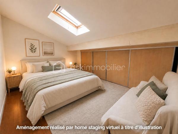 Coup de cœur assuré pour ce superbe duplex 4 pièces de plus de 100 m² au sol (76 m² carrez), niché au premier et dernier étage d’un immeuble en pierre, au cœur du très recherché quartier des Chartrons.

Idéalement situé à deux pas de la charmante place Saint-Martial, il offre un cadre de vie idéal alliant calme et vie de quartier. Les quais sont à seulement 5 minutes de marche, tout comme l’arrêt de tramway Cours du Médoc. La ligne de bus 5 est également à proximité immédiate.

Dès l’entrée, le charme opère grâce à une belle hauteur sous plafond qui confère à l’espace une sensation de volume et de lumière. La pièce de vie principale s’ouvre sur une cuisine conviviale et un un cellier/arrière-cuisine particulièrement pratique au quotidien.
Le salon, au calme absolu, bénéficie d’une agréable vue sur une cour intérieure arborée. La cuisine, fonctionnelle et bien agencée, pourra facilement être modernisée selon vos envies.

À l’étage, un espace en mezzanine de plus de 16 m² offre de multiples possibilités d’aménagement : second salon, bureau, salle de jeux, bibliothèque ou coin lecture. Les nombreux vélux baignent cet espace de lumière naturelle tout au long de la journée.

Un couloir dessert ensuite :
- des WC indépendants ;
- une belle salle d’eau récemment rénovée ;
- une chambre parentale avec accès direct à la terrasse ;
- une seconde chambre avec grands placards sous pente ;
- une pièce supplémentaire sous combles de plus de 19 m² au sol, idéale comme chambre d’enfant, chambre d’appoint, bureau, dressing ou espace loisirs

Côté confort, le bien dispose d’un chauffage électrique, d’un ballon d’eau chaude extra-plat dernière génération et bénéficie d’un DPE classé C.

Vous serez séduits par le cachet authentique de cet appartement : poutres apparentes, parquet, mur en pierre et volumes atypiques créent une atmosphère chaleureuse et pleine de caractère. Quelques rafraîchissements permettront de le personnaliser à votre goût et d’en faire un lieu de vie unique.

Un extérieur rare aux Chartrons !
Le véritable atout de ce bien : une terrasse tropézienne de 7 m², à l’abri des regards, offrant une jolie vue sur les toits de Bordeaux, parfaite pour profiter des beaux jours, partager des apéritifs entre amis ou simplement se détendre en toute intimité. Un grand espace de rangement extérieur caché complète cet ensemble.

Les points forts :
✔ Quartier recherché des Chartrons 
✔ Dernier étage d’un immeuble en pierre 
✔ Plus de 100 m² au sol 
✔ Charme de l’ancien préservé 
✔ Calme absolu sur cour intérieure arborée 
✔ Nombreux espaces de rangement 
✔ Terrasse tropézienne sans vis-à-vis 
✔ DPE C
✔ Petite copropriété à faibles charges.

Un bien rare sur le secteur, idéal pour les amateurs d’authenticité, de volumes atypiques et de lieux de vie singuliers.
À découvrir sans tarder ! Contactez-moi rapidement pour organiser une visite.