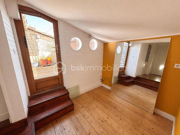 Coup de cœur assuré pour ce superbe duplex 4 pièces de plus de 100 m² au sol (76 m² carrez), niché au premier et dernier étage d’un immeuble en pierre, au cœur du très recherché quartier des Chartrons.

Idéalement situé à deux pas de la charmante place Saint-Martial, il offre un cadre de vie idéal alliant calme et vie de quartier. Les quais sont à seulement 5 minutes de marche, tout comme l’arrêt de tramway Cours du Médoc. La ligne de bus 5 est également à proximité immédiate.

Dès l’entrée, le charme opère grâce à une belle hauteur sous plafond qui confère à l’espace une sensation de volume et de lumière. La pièce de vie principale s’ouvre sur une cuisine conviviale et un un cellier/arrière-cuisine particulièrement pratique au quotidien.
Le salon, au calme absolu, bénéficie d’une agréable vue sur une cour intérieure arborée. La cuisine, fonctionnelle et bien agencée, pourra facilement être modernisée selon vos envies.

À l’étage, un espace en mezzanine de plus de 16 m² offre de multiples possibilités d’aménagement : second salon, bureau, salle de jeux, bibliothèque ou coin lecture. Les nombreux vélux baignent cet espace de lumière naturelle tout au long de la journée.

Un couloir dessert ensuite :
- des WC indépendants ;
- une belle salle d’eau récemment rénovée ;
- une chambre parentale avec accès direct à la terrasse ;
- une seconde chambre avec grands placards sous pente ;
- une pièce supplémentaire sous combles de plus de 19 m² au sol, idéale comme chambre d’enfant, chambre d’appoint, bureau, dressing ou espace loisirs

Côté confort, le bien dispose d’un chauffage électrique, d’un ballon d’eau chaude extra-plat dernière génération et bénéficie d’un DPE classé C.

Vous serez séduits par le cachet authentique de cet appartement : poutres apparentes, parquet, mur en pierre et volumes atypiques créent une atmosphère chaleureuse et pleine de caractère. Quelques rafraîchissements permettront de le personnaliser à votre goût et d’en faire un lieu de vie unique.

Un extérieur rare aux Chartrons !
Le véritable atout de ce bien : une terrasse tropézienne de 7 m², à l’abri des regards, offrant une jolie vue sur les toits de Bordeaux, parfaite pour profiter des beaux jours, partager des apéritifs entre amis ou simplement se détendre en toute intimité. Un grand espace de rangement extérieur caché complète cet ensemble.

Les points forts :
✔ Quartier recherché des Chartrons 
✔ Dernier étage d’un immeuble en pierre 
✔ Plus de 100 m² au sol 
✔ Charme de l’ancien préservé 
✔ Calme absolu sur cour intérieure arborée 
✔ Nombreux espaces de rangement 
✔ Terrasse tropézienne sans vis-à-vis 
✔ DPE C
✔ Petite copropriété à faibles charges.

Un bien rare sur le secteur, idéal pour les amateurs d’authenticité, de volumes atypiques et de lieux de vie singuliers.
À découvrir sans tarder ! Contactez-moi rapidement pour organiser une visite.