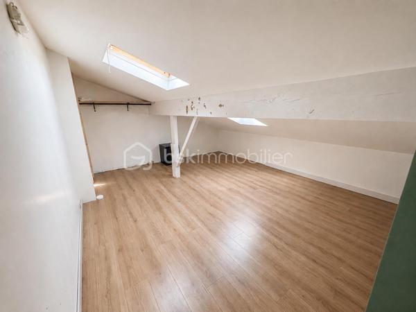Coup de cœur assuré pour ce superbe duplex 4 pièces de plus de 100 m² au sol (76 m² carrez), niché au premier et dernier étage d’un immeuble en pierre, au cœur du très recherché quartier des Chartrons.

Idéalement situé à deux pas de la charmante place Saint-Martial, il offre un cadre de vie idéal alliant calme et vie de quartier. Les quais sont à seulement 5 minutes de marche, tout comme l’arrêt de tramway Cours du Médoc. La ligne de bus 5 est également à proximité immédiate.

Dès l’entrée, le charme opère grâce à une belle hauteur sous plafond qui confère à l’espace une sensation de volume et de lumière. La pièce de vie principale s’ouvre sur une cuisine conviviale et un un cellier/arrière-cuisine particulièrement pratique au quotidien.
Le salon, au calme absolu, bénéficie d’une agréable vue sur une cour intérieure arborée. La cuisine, fonctionnelle et bien agencée, pourra facilement être modernisée selon vos envies.

À l’étage, un espace en mezzanine de plus de 16 m² offre de multiples possibilités d’aménagement : second salon, bureau, salle de jeux, bibliothèque ou coin lecture. Les nombreux vélux baignent cet espace de lumière naturelle tout au long de la journée.

Un couloir dessert ensuite :
- des WC indépendants ;
- une belle salle d’eau récemment rénovée ;
- une chambre parentale avec accès direct à la terrasse ;
- une seconde chambre avec grands placards sous pente ;
- une pièce supplémentaire sous combles de plus de 19 m² au sol, idéale comme chambre d’enfant, chambre d’appoint, bureau, dressing ou espace loisirs

Côté confort, le bien dispose d’un chauffage électrique, d’un ballon d’eau chaude extra-plat dernière génération et bénéficie d’un DPE classé C.

Vous serez séduits par le cachet authentique de cet appartement : poutres apparentes, parquet, mur en pierre et volumes atypiques créent une atmosphère chaleureuse et pleine de caractère. Quelques rafraîchissements permettront de le personnaliser à votre goût et d’en faire un lieu de vie unique.

Un extérieur rare aux Chartrons !
Le véritable atout de ce bien : une terrasse tropézienne de 7 m², à l’abri des regards, offrant une jolie vue sur les toits de Bordeaux, parfaite pour profiter des beaux jours, partager des apéritifs entre amis ou simplement se détendre en toute intimité. Un grand espace de rangement extérieur caché complète cet ensemble.

Les points forts :
✔ Quartier recherché des Chartrons 
✔ Dernier étage d’un immeuble en pierre 
✔ Plus de 100 m² au sol 
✔ Charme de l’ancien préservé 
✔ Calme absolu sur cour intérieure arborée 
✔ Nombreux espaces de rangement 
✔ Terrasse tropézienne sans vis-à-vis 
✔ DPE C
✔ Petite copropriété à faibles charges.

Un bien rare sur le secteur, idéal pour les amateurs d’authenticité, de volumes atypiques et de lieux de vie singuliers.
À découvrir sans tarder ! Contactez-moi rapidement pour organiser une visite.