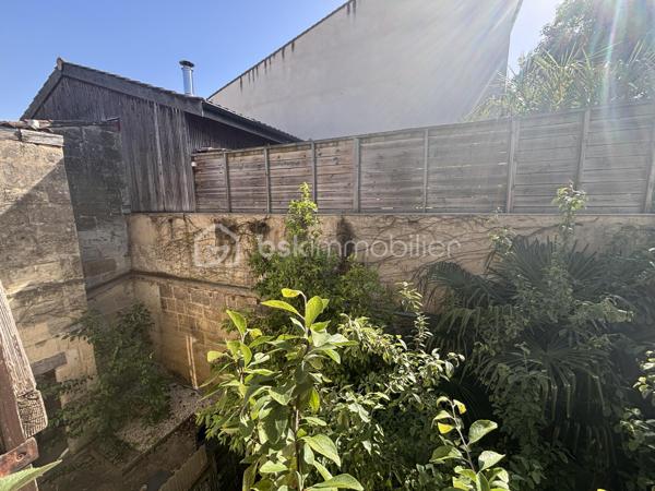 Coup de cœur assuré pour ce superbe duplex 4 pièces de plus de 100 m² au sol (76 m² carrez), niché au premier et dernier étage d’un immeuble en pierre, au cœur du très recherché quartier des Chartrons.

Idéalement situé à deux pas de la charmante place Saint-Martial, il offre un cadre de vie idéal alliant calme et vie de quartier. Les quais sont à seulement 5 minutes de marche, tout comme l’arrêt de tramway Cours du Médoc. La ligne de bus 5 est également à proximité immédiate.

Dès l’entrée, le charme opère grâce à une belle hauteur sous plafond qui confère à l’espace une sensation de volume et de lumière. La pièce de vie principale s’ouvre sur une cuisine conviviale et un un cellier/arrière-cuisine particulièrement pratique au quotidien.
Le salon, au calme absolu, bénéficie d’une agréable vue sur une cour intérieure arborée. La cuisine, fonctionnelle et bien agencée, pourra facilement être modernisée selon vos envies.

À l’étage, un espace en mezzanine de plus de 16 m² offre de multiples possibilités d’aménagement : second salon, bureau, salle de jeux, bibliothèque ou coin lecture. Les nombreux vélux baignent cet espace de lumière naturelle tout au long de la journée.

Un couloir dessert ensuite :
- des WC indépendants ;
- une belle salle d’eau récemment rénovée ;
- une chambre parentale avec accès direct à la terrasse ;
- une seconde chambre avec grands placards sous pente ;
- une pièce supplémentaire sous combles de plus de 19 m² au sol, idéale comme chambre d’enfant, chambre d’appoint, bureau, dressing ou espace loisirs

Côté confort, le bien dispose d’un chauffage électrique, d’un ballon d’eau chaude extra-plat dernière génération et bénéficie d’un DPE classé C.

Vous serez séduits par le cachet authentique de cet appartement : poutres apparentes, parquet, mur en pierre et volumes atypiques créent une atmosphère chaleureuse et pleine de caractère. Quelques rafraîchissements permettront de le personnaliser à votre goût et d’en faire un lieu de vie unique.

Un extérieur rare aux Chartrons !
Le véritable atout de ce bien : une terrasse tropézienne de 7 m², à l’abri des regards, offrant une jolie vue sur les toits de Bordeaux, parfaite pour profiter des beaux jours, partager des apéritifs entre amis ou simplement se détendre en toute intimité. Un grand espace de rangement extérieur caché complète cet ensemble.

Les points forts :
✔ Quartier recherché des Chartrons 
✔ Dernier étage d’un immeuble en pierre 
✔ Plus de 100 m² au sol 
✔ Charme de l’ancien préservé 
✔ Calme absolu sur cour intérieure arborée 
✔ Nombreux espaces de rangement 
✔ Terrasse tropézienne sans vis-à-vis 
✔ DPE C
✔ Petite copropriété à faibles charges.

Un bien rare sur le secteur, idéal pour les amateurs d’authenticité, de volumes atypiques et de lieux de vie singuliers.
À découvrir sans tarder ! Contactez-moi rapidement pour organiser une visite.