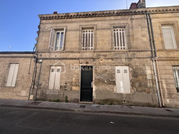 Coup de cœur assuré pour ce superbe duplex 4 pièces de plus de 100 m² au sol (76 m² carrez), niché au premier et dernier étage d’un immeuble en pierre, au cœur du très recherché quartier des Chartrons.

Idéalement situé à deux pas de la charmante place Saint-Martial, il offre un cadre de vie idéal alliant calme et vie de quartier. Les quais sont à seulement 5 minutes de marche, tout comme l’arrêt de tramway Cours du Médoc. La ligne de bus 5 est également à proximité immédiate.

Dès l’entrée, le charme opère grâce à une belle hauteur sous plafond qui confère à l’espace une sensation de volume et de lumière. La pièce de vie principale s’ouvre sur une cuisine conviviale et un un cellier/arrière-cuisine particulièrement pratique au quotidien.
Le salon, au calme absolu, bénéficie d’une agréable vue sur une cour intérieure arborée. La cuisine, fonctionnelle et bien agencée, pourra facilement être modernisée selon vos envies.

À l’étage, un espace en mezzanine de plus de 16 m² offre de multiples possibilités d’aménagement : second salon, bureau, salle de jeux, bibliothèque ou coin lecture. Les nombreux vélux baignent cet espace de lumière naturelle tout au long de la journée.

Un couloir dessert ensuite :
- des WC indépendants ;
- une belle salle d’eau récemment rénovée ;
- une chambre parentale avec accès direct à la terrasse ;
- une seconde chambre avec grands placards sous pente ;
- une pièce supplémentaire sous combles de plus de 19 m² au sol, idéale comme chambre d’enfant, chambre d’appoint, bureau, dressing ou espace loisirs

Côté confort, le bien dispose d’un chauffage électrique, d’un ballon d’eau chaude extra-plat dernière génération et bénéficie d’un DPE classé C.

Vous serez séduits par le cachet authentique de cet appartement : poutres apparentes, parquet, mur en pierre et volumes atypiques créent une atmosphère chaleureuse et pleine de caractère. Quelques rafraîchissements permettront de le personnaliser à votre goût et d’en faire un lieu de vie unique.

Un extérieur rare aux Chartrons !
Le véritable atout de ce bien : une terrasse tropézienne de 7 m², à l’abri des regards, offrant une jolie vue sur les toits de Bordeaux, parfaite pour profiter des beaux jours, partager des apéritifs entre amis ou simplement se détendre en toute intimité. Un grand espace de rangement extérieur caché complète cet ensemble.

Les points forts :
✔ Quartier recherché des Chartrons 
✔ Dernier étage d’un immeuble en pierre 
✔ Plus de 100 m² au sol 
✔ Charme de l’ancien préservé 
✔ Calme absolu sur cour intérieure arborée 
✔ Nombreux espaces de rangement 
✔ Terrasse tropézienne sans vis-à-vis 
✔ DPE C
✔ Petite copropriété à faibles charges.

Un bien rare sur le secteur, idéal pour les amateurs d’authenticité, de volumes atypiques et de lieux de vie singuliers.
À découvrir sans tarder ! Contactez-moi rapidement pour organiser une visite.