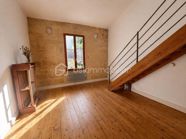 Coup de cœur assuré pour ce superbe duplex 4 pièces de plus de 100 m² au sol (76 m² carrez), niché au premier et dernier étage d’un immeuble en pierre, au cœur du très recherché quartier des Chartrons.

Idéalement situé à deux pas de la charmante place Saint-Martial, il offre un cadre de vie idéal alliant calme et vie de quartier. Les quais sont à seulement 5 minutes de marche, tout comme l’arrêt de tramway Cours du Médoc. La ligne de bus 5 est également à proximité immédiate.

Dès l’entrée, le charme opère grâce à une belle hauteur sous plafond qui confère à l’espace une sensation de volume et de lumière. La pièce de vie principale s’ouvre sur une cuisine conviviale et un un cellier/arrière-cuisine particulièrement pratique au quotidien.
Le salon, au calme absolu, bénéficie d’une agréable vue sur une cour intérieure arborée. La cuisine, fonctionnelle et bien agencée, pourra facilement être modernisée selon vos envies.

À l’étage, un espace en mezzanine de plus de 16 m² offre de multiples possibilités d’aménagement : second salon, bureau, salle de jeux, bibliothèque ou coin lecture. Les nombreux vélux baignent cet espace de lumière naturelle tout au long de la journée.

Un couloir dessert ensuite :
- des WC indépendants ;
- une belle salle d’eau récemment rénovée ;
- une chambre parentale avec accès direct à la terrasse ;
- une seconde chambre avec grands placards sous pente ;
- une pièce supplémentaire sous combles de plus de 19 m² au sol, idéale comme chambre d’enfant, chambre d’appoint, bureau, dressing ou espace loisirs

Côté confort, le bien dispose d’un chauffage électrique, d’un ballon d’eau chaude extra-plat dernière génération et bénéficie d’un DPE classé C.

Vous serez séduits par le cachet authentique de cet appartement : poutres apparentes, parquet, mur en pierre et volumes atypiques créent une atmosphère chaleureuse et pleine de caractère. Quelques rafraîchissements permettront de le personnaliser à votre goût et d’en faire un lieu de vie unique.

Un extérieur rare aux Chartrons !
Le véritable atout de ce bien : une terrasse tropézienne de 7 m², à l’abri des regards, offrant une jolie vue sur les toits de Bordeaux, parfaite pour profiter des beaux jours, partager des apéritifs entre amis ou simplement se détendre en toute intimité. Un grand espace de rangement extérieur caché complète cet ensemble.

Les points forts :
✔ Quartier recherché des Chartrons 
✔ Dernier étage d’un immeuble en pierre 
✔ Plus de 100 m² au sol 
✔ Charme de l’ancien préservé 
✔ Calme absolu sur cour intérieure arborée 
✔ Nombreux espaces de rangement 
✔ Terrasse tropézienne sans vis-à-vis 
✔ DPE C
✔ Petite copropriété à faibles charges.

Un bien rare sur le secteur, idéal pour les amateurs d’authenticité, de volumes atypiques et de lieux de vie singuliers.
À découvrir sans tarder ! Contactez-moi rapidement pour organiser une visite.