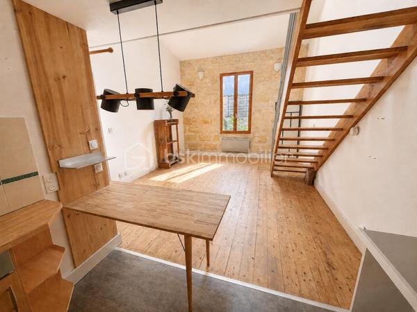 Coup de cœur assuré pour ce superbe duplex 4 pièces de plus de 100 m² au sol (76 m² carrez), niché au premier et dernier étage d’un immeuble en pierre, au cœur du très recherché quartier des Chartrons.

Idéalement situé à deux pas de la charmante place Saint-Martial, il offre un cadre de vie idéal alliant calme et vie de quartier. Les quais sont à seulement 5 minutes de marche, tout comme l’arrêt de tramway Cours du Médoc. La ligne de bus 5 est également à proximité immédiate.

Dès l’entrée, le charme opère grâce à une belle hauteur sous plafond qui confère à l’espace une sensation de volume et de lumière. La pièce de vie principale s’ouvre sur une cuisine conviviale et un un cellier/arrière-cuisine particulièrement pratique au quotidien.
Le salon, au calme absolu, bénéficie d’une agréable vue sur une cour intérieure arborée. La cuisine, fonctionnelle et bien agencée, pourra facilement être modernisée selon vos envies.

À l’étage, un espace en mezzanine de plus de 16 m² offre de multiples possibilités d’aménagement : second salon, bureau, salle de jeux, bibliothèque ou coin lecture. Les nombreux vélux baignent cet espace de lumière naturelle tout au long de la journée.

Un couloir dessert ensuite :
- des WC indépendants ;
- une belle salle d’eau récemment rénovée ;
- une chambre parentale avec accès direct à la terrasse ;
- une seconde chambre avec grands placards sous pente ;
- une pièce supplémentaire sous combles de plus de 19 m² au sol, idéale comme chambre d’enfant, chambre d’appoint, bureau, dressing ou espace loisirs

Côté confort, le bien dispose d’un chauffage électrique, d’un ballon d’eau chaude extra-plat dernière génération et bénéficie d’un DPE classé C.

Vous serez séduits par le cachet authentique de cet appartement : poutres apparentes, parquet, mur en pierre et volumes atypiques créent une atmosphère chaleureuse et pleine de caractère. Quelques rafraîchissements permettront de le personnaliser à votre goût et d’en faire un lieu de vie unique.

Un extérieur rare aux Chartrons !
Le véritable atout de ce bien : une terrasse tropézienne de 7 m², à l’abri des regards, offrant une jolie vue sur les toits de Bordeaux, parfaite pour profiter des beaux jours, partager des apéritifs entre amis ou simplement se détendre en toute intimité. Un grand espace de rangement extérieur caché complète cet ensemble.

Les points forts :
✔ Quartier recherché des Chartrons 
✔ Dernier étage d’un immeuble en pierre 
✔ Plus de 100 m² au sol 
✔ Charme de l’ancien préservé 
✔ Calme absolu sur cour intérieure arborée 
✔ Nombreux espaces de rangement 
✔ Terrasse tropézienne sans vis-à-vis 
✔ DPE C
✔ Petite copropriété à faibles charges.

Un bien rare sur le secteur, idéal pour les amateurs d’authenticité, de volumes atypiques et de lieux de vie singuliers.
À découvrir sans tarder ! Contactez-moi rapidement pour organiser une visite.