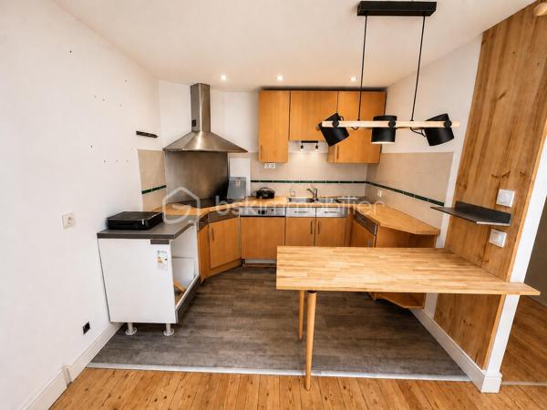 Coup de cœur assuré pour ce superbe duplex 4 pièces de plus de 100 m² au sol (76 m² carrez), niché au premier et dernier étage d’un immeuble en pierre, au cœur du très recherché quartier des Chartrons.

Idéalement situé à deux pas de la charmante place Saint-Martial, il offre un cadre de vie idéal alliant calme et vie de quartier. Les quais sont à seulement 5 minutes de marche, tout comme l’arrêt de tramway Cours du Médoc. La ligne de bus 5 est également à proximité immédiate.

Dès l’entrée, le charme opère grâce à une belle hauteur sous plafond qui confère à l’espace une sensation de volume et de lumière. La pièce de vie principale s’ouvre sur une cuisine conviviale et un un cellier/arrière-cuisine particulièrement pratique au quotidien.
Le salon, au calme absolu, bénéficie d’une agréable vue sur une cour intérieure arborée. La cuisine, fonctionnelle et bien agencée, pourra facilement être modernisée selon vos envies.

À l’étage, un espace en mezzanine de plus de 16 m² offre de multiples possibilités d’aménagement : second salon, bureau, salle de jeux, bibliothèque ou coin lecture. Les nombreux vélux baignent cet espace de lumière naturelle tout au long de la journée.

Un couloir dessert ensuite :
- des WC indépendants ;
- une belle salle d’eau récemment rénovée ;
- une chambre parentale avec accès direct à la terrasse ;
- une seconde chambre avec grands placards sous pente ;
- une pièce supplémentaire sous combles de plus de 19 m² au sol, idéale comme chambre d’enfant, chambre d’appoint, bureau, dressing ou espace loisirs

Côté confort, le bien dispose d’un chauffage électrique, d’un ballon d’eau chaude extra-plat dernière génération et bénéficie d’un DPE classé C.

Vous serez séduits par le cachet authentique de cet appartement : poutres apparentes, parquet, mur en pierre et volumes atypiques créent une atmosphère chaleureuse et pleine de caractère. Quelques rafraîchissements permettront de le personnaliser à votre goût et d’en faire un lieu de vie unique.

Un extérieur rare aux Chartrons !
Le véritable atout de ce bien : une terrasse tropézienne de 7 m², à l’abri des regards, offrant une jolie vue sur les toits de Bordeaux, parfaite pour profiter des beaux jours, partager des apéritifs entre amis ou simplement se détendre en toute intimité. Un grand espace de rangement extérieur caché complète cet ensemble.

Les points forts :
✔ Quartier recherché des Chartrons 
✔ Dernier étage d’un immeuble en pierre 
✔ Plus de 100 m² au sol 
✔ Charme de l’ancien préservé 
✔ Calme absolu sur cour intérieure arborée 
✔ Nombreux espaces de rangement 
✔ Terrasse tropézienne sans vis-à-vis 
✔ DPE C
✔ Petite copropriété à faibles charges.

Un bien rare sur le secteur, idéal pour les amateurs d’authenticité, de volumes atypiques et de lieux de vie singuliers.
À découvrir sans tarder ! Contactez-moi rapidement pour organiser une visite.