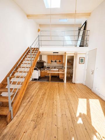 Coup de cœur assuré pour ce superbe duplex 4 pièces de plus de 100 m² au sol (76 m² carrez), niché au premier et dernier étage d’un immeuble en pierre, au cœur du très recherché quartier des Chartrons.

Idéalement situé à deux pas de la charmante place Saint-Martial, il offre un cadre de vie idéal alliant calme et vie de quartier. Les quais sont à seulement 5 minutes de marche, tout comme l’arrêt de tramway Cours du Médoc. La ligne de bus 5 est également à proximité immédiate.

Dès l’entrée, le charme opère grâce à une belle hauteur sous plafond qui confère à l’espace une sensation de volume et de lumière. La pièce de vie principale s’ouvre sur une cuisine conviviale et un un cellier/arrière-cuisine particulièrement pratique au quotidien.
Le salon, au calme absolu, bénéficie d’une agréable vue sur une cour intérieure arborée. La cuisine, fonctionnelle et bien agencée, pourra facilement être modernisée selon vos envies.

À l’étage, un espace en mezzanine de plus de 16 m² offre de multiples possibilités d’aménagement : second salon, bureau, salle de jeux, bibliothèque ou coin lecture. Les nombreux vélux baignent cet espace de lumière naturelle tout au long de la journée.

Un couloir dessert ensuite :
- des WC indépendants ;
- une belle salle d’eau récemment rénovée ;
- une chambre parentale avec accès direct à la terrasse ;
- une seconde chambre avec grands placards sous pente ;
- une pièce supplémentaire sous combles de plus de 19 m² au sol, idéale comme chambre d’enfant, chambre d’appoint, bureau, dressing ou espace loisirs

Côté confort, le bien dispose d’un chauffage électrique, d’un ballon d’eau chaude extra-plat dernière génération et bénéficie d’un DPE classé C.

Vous serez séduits par le cachet authentique de cet appartement : poutres apparentes, parquet, mur en pierre et volumes atypiques créent une atmosphère chaleureuse et pleine de caractère. Quelques rafraîchissements permettront de le personnaliser à votre goût et d’en faire un lieu de vie unique.

Un extérieur rare aux Chartrons !
Le véritable atout de ce bien : une terrasse tropézienne de 7 m², à l’abri des regards, offrant une jolie vue sur les toits de Bordeaux, parfaite pour profiter des beaux jours, partager des apéritifs entre amis ou simplement se détendre en toute intimité. Un grand espace de rangement extérieur caché complète cet ensemble.

Les points forts :
✔ Quartier recherché des Chartrons 
✔ Dernier étage d’un immeuble en pierre 
✔ Plus de 100 m² au sol 
✔ Charme de l’ancien préservé 
✔ Calme absolu sur cour intérieure arborée 
✔ Nombreux espaces de rangement 
✔ Terrasse tropézienne sans vis-à-vis 
✔ DPE C
✔ Petite copropriété à faibles charges.

Un bien rare sur le secteur, idéal pour les amateurs d’authenticité, de volumes atypiques et de lieux de vie singuliers.
À découvrir sans tarder ! Contactez-moi rapidement pour organiser une visite.