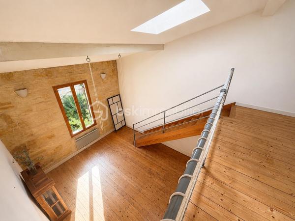 Coup de cœur assuré pour ce superbe duplex 4 pièces de plus de 100 m² au sol (76 m² carrez), niché au premier et dernier étage d’un immeuble en pierre, au cœur du très recherché quartier des Chartrons.

Idéalement situé à deux pas de la charmante place Saint-Martial, il offre un cadre de vie idéal alliant calme et vie de quartier. Les quais sont à seulement 5 minutes de marche, tout comme l’arrêt de tramway Cours du Médoc. La ligne de bus 5 est également à proximité immédiate.

Dès l’entrée, le charme opère grâce à une belle hauteur sous plafond qui confère à l’espace une sensation de volume et de lumière. La pièce de vie principale s’ouvre sur une cuisine conviviale et un un cellier/arrière-cuisine particulièrement pratique au quotidien.
Le salon, au calme absolu, bénéficie d’une agréable vue sur une cour intérieure arborée. La cuisine, fonctionnelle et bien agencée, pourra facilement être modernisée selon vos envies.

À l’étage, un espace en mezzanine de plus de 16 m² offre de multiples possibilités d’aménagement : second salon, bureau, salle de jeux, bibliothèque ou coin lecture. Les nombreux vélux baignent cet espace de lumière naturelle tout au long de la journée.

Un couloir dessert ensuite :
- des WC indépendants ;
- une belle salle d’eau récemment rénovée ;
- une chambre parentale avec accès direct à la terrasse ;
- une seconde chambre avec grands placards sous pente ;
- une pièce supplémentaire sous combles de plus de 19 m² au sol, idéale comme chambre d’enfant, chambre d’appoint, bureau, dressing ou espace loisirs

Côté confort, le bien dispose d’un chauffage électrique, d’un ballon d’eau chaude extra-plat dernière génération et bénéficie d’un DPE classé C.

Vous serez séduits par le cachet authentique de cet appartement : poutres apparentes, parquet, mur en pierre et volumes atypiques créent une atmosphère chaleureuse et pleine de caractère. Quelques rafraîchissements permettront de le personnaliser à votre goût et d’en faire un lieu de vie unique.

Un extérieur rare aux Chartrons !
Le véritable atout de ce bien : une terrasse tropézienne de 7 m², à l’abri des regards, offrant une jolie vue sur les toits de Bordeaux, parfaite pour profiter des beaux jours, partager des apéritifs entre amis ou simplement se détendre en toute intimité. Un grand espace de rangement extérieur caché complète cet ensemble.

Les points forts :
✔ Quartier recherché des Chartrons 
✔ Dernier étage d’un immeuble en pierre 
✔ Plus de 100 m² au sol 
✔ Charme de l’ancien préservé 
✔ Calme absolu sur cour intérieure arborée 
✔ Nombreux espaces de rangement 
✔ Terrasse tropézienne sans vis-à-vis 
✔ DPE C
✔ Petite copropriété à faibles charges.

Un bien rare sur le secteur, idéal pour les amateurs d’authenticité, de volumes atypiques et de lieux de vie singuliers.
À découvrir sans tarder ! Contactez-moi rapidement pour organiser une visite.