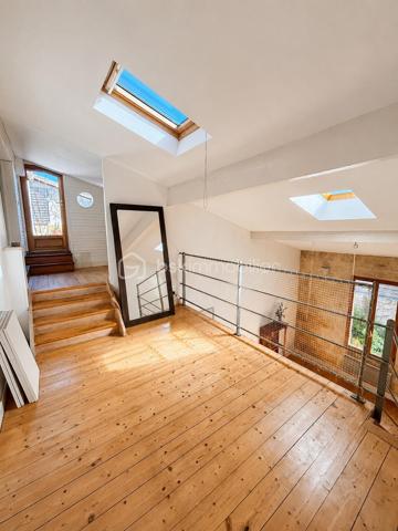 Coup de cœur assuré pour ce superbe duplex 4 pièces de plus de 100 m² au sol (76 m² carrez), niché au premier et dernier étage d’un immeuble en pierre, au cœur du très recherché quartier des Chartrons.

Idéalement situé à deux pas de la charmante place Saint-Martial, il offre un cadre de vie idéal alliant calme et vie de quartier. Les quais sont à seulement 5 minutes de marche, tout comme l’arrêt de tramway Cours du Médoc. La ligne de bus 5 est également à proximité immédiate.

Dès l’entrée, le charme opère grâce à une belle hauteur sous plafond qui confère à l’espace une sensation de volume et de lumière. La pièce de vie principale s’ouvre sur une cuisine conviviale et un un cellier/arrière-cuisine particulièrement pratique au quotidien.
Le salon, au calme absolu, bénéficie d’une agréable vue sur une cour intérieure arborée. La cuisine, fonctionnelle et bien agencée, pourra facilement être modernisée selon vos envies.

À l’étage, un espace en mezzanine de plus de 16 m² offre de multiples possibilités d’aménagement : second salon, bureau, salle de jeux, bibliothèque ou coin lecture. Les nombreux vélux baignent cet espace de lumière naturelle tout au long de la journée.

Un couloir dessert ensuite :
- des WC indépendants ;
- une belle salle d’eau récemment rénovée ;
- une chambre parentale avec accès direct à la terrasse ;
- une seconde chambre avec grands placards sous pente ;
- une pièce supplémentaire sous combles de plus de 19 m² au sol, idéale comme chambre d’enfant, chambre d’appoint, bureau, dressing ou espace loisirs

Côté confort, le bien dispose d’un chauffage électrique, d’un ballon d’eau chaude extra-plat dernière génération et bénéficie d’un DPE classé C.

Vous serez séduits par le cachet authentique de cet appartement : poutres apparentes, parquet, mur en pierre et volumes atypiques créent une atmosphère chaleureuse et pleine de caractère. Quelques rafraîchissements permettront de le personnaliser à votre goût et d’en faire un lieu de vie unique.

Un extérieur rare aux Chartrons !
Le véritable atout de ce bien : une terrasse tropézienne de 7 m², à l’abri des regards, offrant une jolie vue sur les toits de Bordeaux, parfaite pour profiter des beaux jours, partager des apéritifs entre amis ou simplement se détendre en toute intimité. Un grand espace de rangement extérieur caché complète cet ensemble.

Les points forts :
✔ Quartier recherché des Chartrons 
✔ Dernier étage d’un immeuble en pierre 
✔ Plus de 100 m² au sol 
✔ Charme de l’ancien préservé 
✔ Calme absolu sur cour intérieure arborée 
✔ Nombreux espaces de rangement 
✔ Terrasse tropézienne sans vis-à-vis 
✔ DPE C
✔ Petite copropriété à faibles charges.

Un bien rare sur le secteur, idéal pour les amateurs d’authenticité, de volumes atypiques et de lieux de vie singuliers.
À découvrir sans tarder ! Contactez-moi rapidement pour organiser une visite.