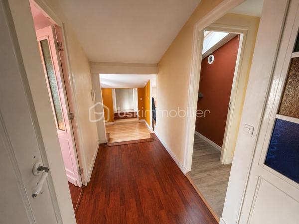 Coup de cœur assuré pour ce superbe duplex 4 pièces de plus de 100 m² au sol (76 m² carrez), niché au premier et dernier étage d’un immeuble en pierre, au cœur du très recherché quartier des Chartrons.

Idéalement situé à deux pas de la charmante place Saint-Martial, il offre un cadre de vie idéal alliant calme et vie de quartier. Les quais sont à seulement 5 minutes de marche, tout comme l’arrêt de tramway Cours du Médoc. La ligne de bus 5 est également à proximité immédiate.

Dès l’entrée, le charme opère grâce à une belle hauteur sous plafond qui confère à l’espace une sensation de volume et de lumière. La pièce de vie principale s’ouvre sur une cuisine conviviale et un un cellier/arrière-cuisine particulièrement pratique au quotidien.
Le salon, au calme absolu, bénéficie d’une agréable vue sur une cour intérieure arborée. La cuisine, fonctionnelle et bien agencée, pourra facilement être modernisée selon vos envies.

À l’étage, un espace en mezzanine de plus de 16 m² offre de multiples possibilités d’aménagement : second salon, bureau, salle de jeux, bibliothèque ou coin lecture. Les nombreux vélux baignent cet espace de lumière naturelle tout au long de la journée.

Un couloir dessert ensuite :
- des WC indépendants ;
- une belle salle d’eau récemment rénovée ;
- une chambre parentale avec accès direct à la terrasse ;
- une seconde chambre avec grands placards sous pente ;
- une pièce supplémentaire sous combles de plus de 19 m² au sol, idéale comme chambre d’enfant, chambre d’appoint, bureau, dressing ou espace loisirs

Côté confort, le bien dispose d’un chauffage électrique, d’un ballon d’eau chaude extra-plat dernière génération et bénéficie d’un DPE classé C.

Vous serez séduits par le cachet authentique de cet appartement : poutres apparentes, parquet, mur en pierre et volumes atypiques créent une atmosphère chaleureuse et pleine de caractère. Quelques rafraîchissements permettront de le personnaliser à votre goût et d’en faire un lieu de vie unique.

Un extérieur rare aux Chartrons !
Le véritable atout de ce bien : une terrasse tropézienne de 7 m², à l’abri des regards, offrant une jolie vue sur les toits de Bordeaux, parfaite pour profiter des beaux jours, partager des apéritifs entre amis ou simplement se détendre en toute intimité. Un grand espace de rangement extérieur caché complète cet ensemble.

Les points forts :
✔ Quartier recherché des Chartrons 
✔ Dernier étage d’un immeuble en pierre 
✔ Plus de 100 m² au sol 
✔ Charme de l’ancien préservé 
✔ Calme absolu sur cour intérieure arborée 
✔ Nombreux espaces de rangement 
✔ Terrasse tropézienne sans vis-à-vis 
✔ DPE C
✔ Petite copropriété à faibles charges.

Un bien rare sur le secteur, idéal pour les amateurs d’authenticité, de volumes atypiques et de lieux de vie singuliers.
À découvrir sans tarder ! Contactez-moi rapidement pour organiser une visite.