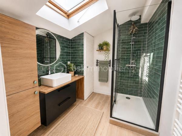 Coup de cœur assuré pour ce superbe duplex 4 pièces de plus de 100 m² au sol (76 m² carrez), niché au premier et dernier étage d’un immeuble en pierre, au cœur du très recherché quartier des Chartrons.

Idéalement situé à deux pas de la charmante place Saint-Martial, il offre un cadre de vie idéal alliant calme et vie de quartier. Les quais sont à seulement 5 minutes de marche, tout comme l’arrêt de tramway Cours du Médoc. La ligne de bus 5 est également à proximité immédiate.

Dès l’entrée, le charme opère grâce à une belle hauteur sous plafond qui confère à l’espace une sensation de volume et de lumière. La pièce de vie principale s’ouvre sur une cuisine conviviale et un un cellier/arrière-cuisine particulièrement pratique au quotidien.
Le salon, au calme absolu, bénéficie d’une agréable vue sur une cour intérieure arborée. La cuisine, fonctionnelle et bien agencée, pourra facilement être modernisée selon vos envies.

À l’étage, un espace en mezzanine de plus de 16 m² offre de multiples possibilités d’aménagement : second salon, bureau, salle de jeux, bibliothèque ou coin lecture. Les nombreux vélux baignent cet espace de lumière naturelle tout au long de la journée.

Un couloir dessert ensuite :
- des WC indépendants ;
- une belle salle d’eau récemment rénovée ;
- une chambre parentale avec accès direct à la terrasse ;
- une seconde chambre avec grands placards sous pente ;
- une pièce supplémentaire sous combles de plus de 19 m² au sol, idéale comme chambre d’enfant, chambre d’appoint, bureau, dressing ou espace loisirs

Côté confort, le bien dispose d’un chauffage électrique, d’un ballon d’eau chaude extra-plat dernière génération et bénéficie d’un DPE classé C.

Vous serez séduits par le cachet authentique de cet appartement : poutres apparentes, parquet, mur en pierre et volumes atypiques créent une atmosphère chaleureuse et pleine de caractère. Quelques rafraîchissements permettront de le personnaliser à votre goût et d’en faire un lieu de vie unique.

Un extérieur rare aux Chartrons !
Le véritable atout de ce bien : une terrasse tropézienne de 7 m², à l’abri des regards, offrant une jolie vue sur les toits de Bordeaux, parfaite pour profiter des beaux jours, partager des apéritifs entre amis ou simplement se détendre en toute intimité. Un grand espace de rangement extérieur caché complète cet ensemble.

Les points forts :
✔ Quartier recherché des Chartrons 
✔ Dernier étage d’un immeuble en pierre 
✔ Plus de 100 m² au sol 
✔ Charme de l’ancien préservé 
✔ Calme absolu sur cour intérieure arborée 
✔ Nombreux espaces de rangement 
✔ Terrasse tropézienne sans vis-à-vis 
✔ DPE C
✔ Petite copropriété à faibles charges.

Un bien rare sur le secteur, idéal pour les amateurs d’authenticité, de volumes atypiques et de lieux de vie singuliers.
À découvrir sans tarder ! Contactez-moi rapidement pour organiser une visite.