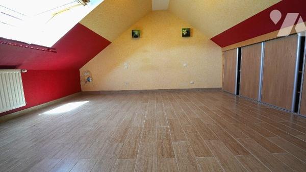 Maison L'Huisserie cinq chambres, un bureau, sous sol complet et jardin