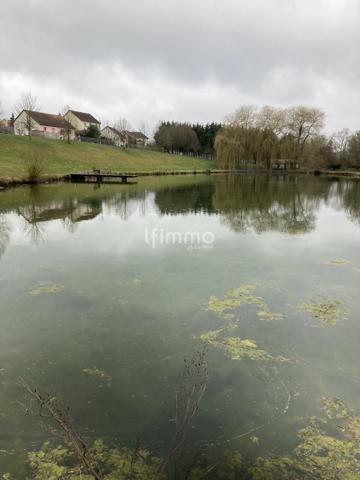 Terrain de loisir avec étang de pêche et roulotte