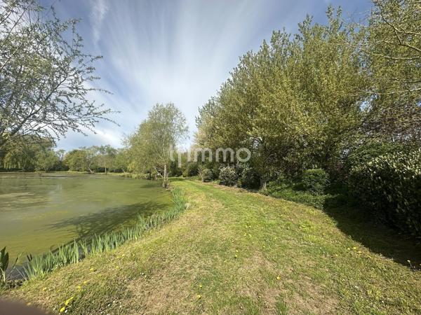 Terrain de loisir avec étang de pêche et roulotte