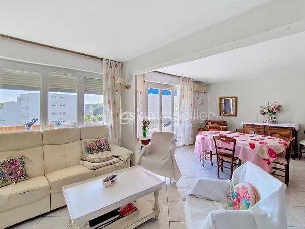 Découvrez cet appartement lumineux de 104 m², situé au 7ème étage d'un immeuble bien entretenu avec ascenseur Parfait pour ceux qui recherchent la tranquillité à deux pas de l'effervescence urbaine. 
Cet  appartement s'ouvre sur une vue panoramique, idéale pour des moments de détente sur le grand balcon .
Dès le hall d'entrée on ressent l'espace et la lumière : une grande cuisine équipée , 2 chambres , 2 salle d'eau et un double  séjour climatisé , spacieux qui peut permettre la création d'une troisième chambre ou d'un bureau .De nombreux rangements ,  une cave et un garage rendent le quotidien confortable .Les commodités sont proches de la résidence ainsi que la nouvelle ligne de tram 5 .La résidence est sécurisée et bénéficie des services d'un gardien .Les charges englobent toutes les dépenses d'eau et de chauffage .Un potentiel à venir découvrir dans les plus brefs délai !
